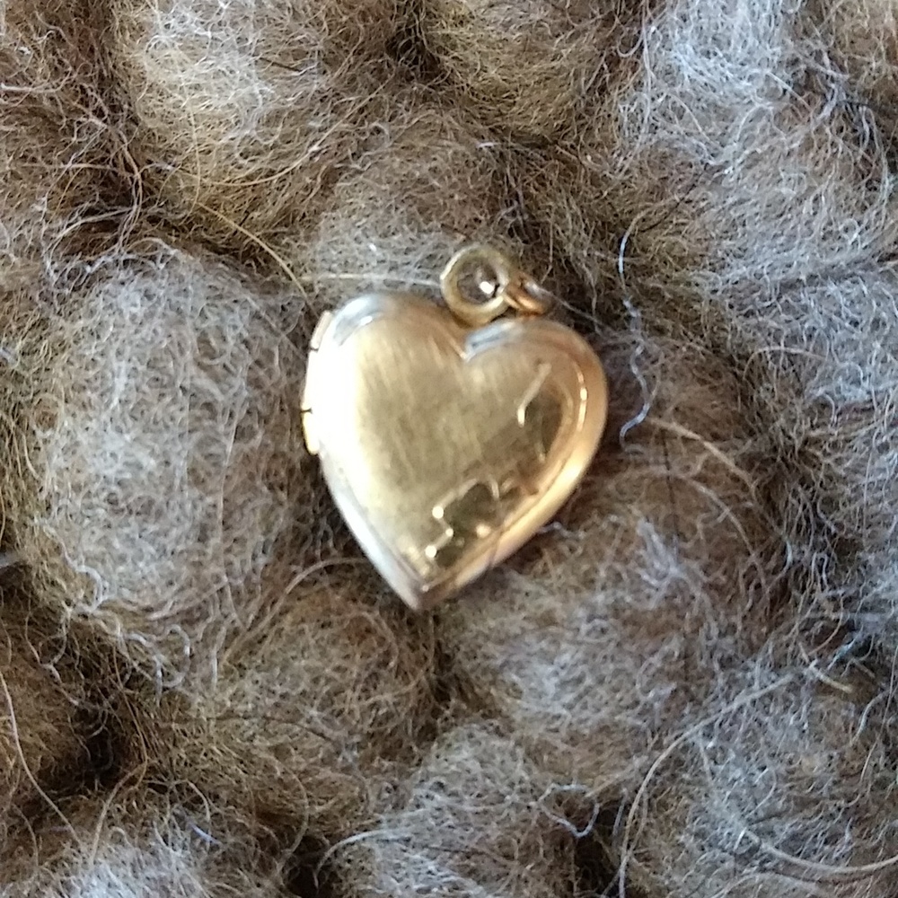 Gold heart locket pendant